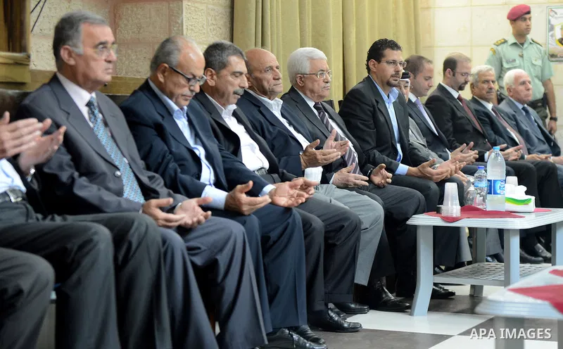 Palestinian President Mahmoud Abbas offers condolences to the family of retired Major General Raji al-Najmi, in the West Bank city of Ramallah, on June 4, 2015. Photo by Thaer Ganaim