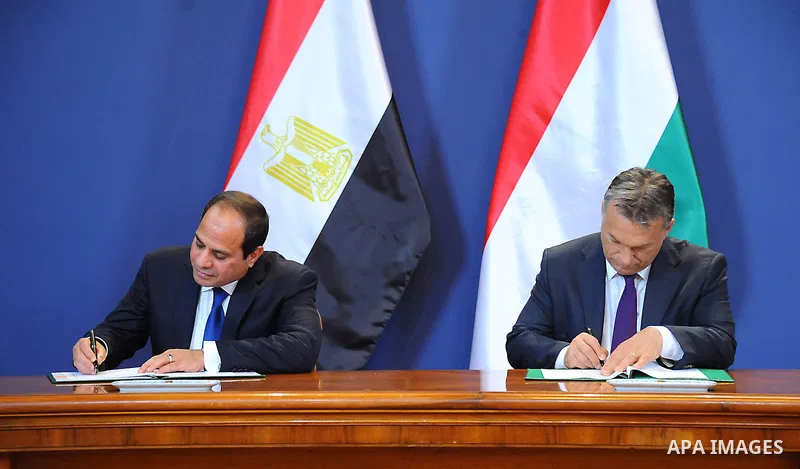Egyptian President Abdel Fattah al-Sisi shakes hands with Hungarian Prime Minister Viktor Orban (R) after signing agreements in the Parliament building in Budapest, Hungary, 05 June 2015. Photo by Egyptian Presidency