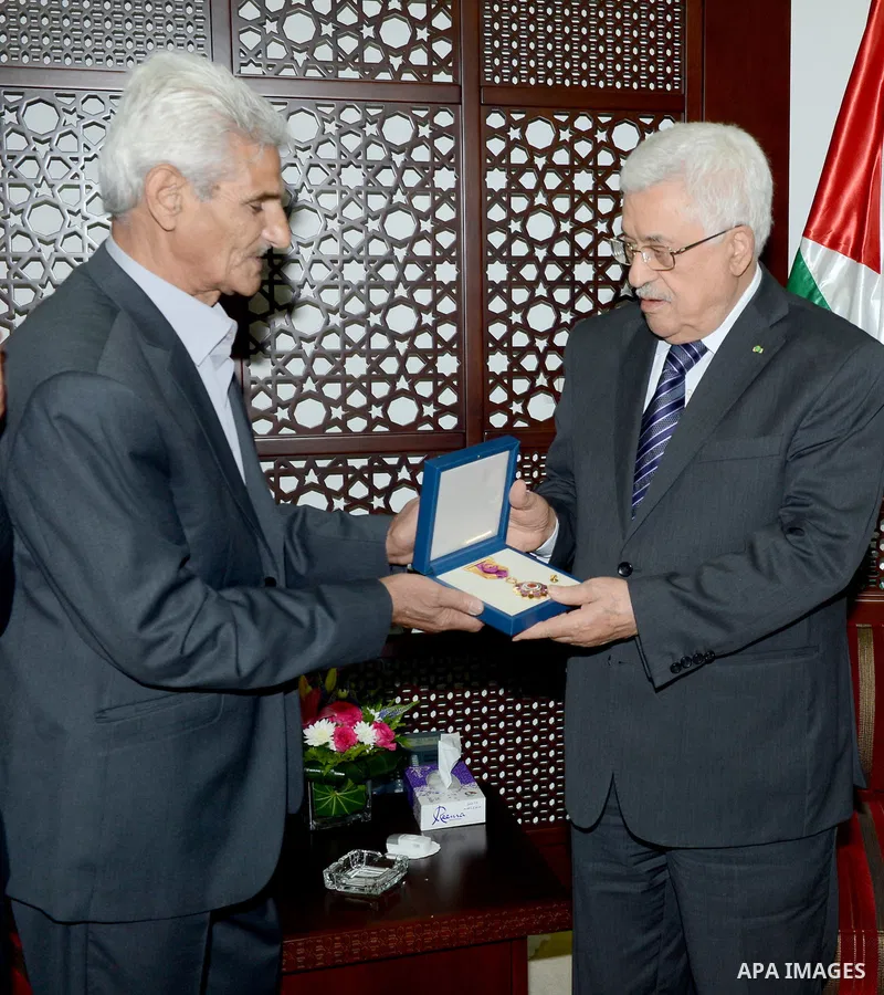 Palestinian President, Mahmoud Abbas (Abu Mazen) honors the Palestinian plastic artist Fathi El-gheben in the West Bank city of Ramallah city on June 6, 2015. Photo by Osama Falah