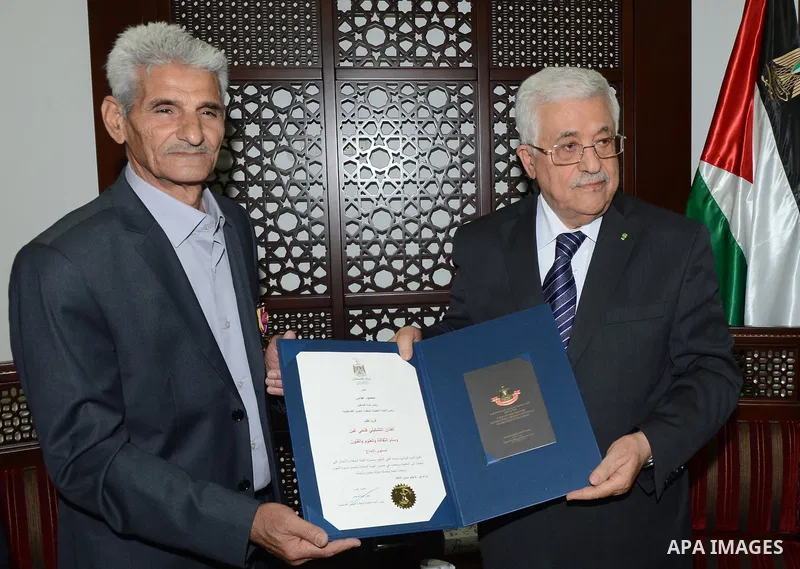 Palestinian President, Mahmoud Abbas (Abu Mazen) honors the Palestinian plastic artist Fathi El-gheben in the West Bank city of Ramallah city on June 6, 2015. Photo by Osama Falah