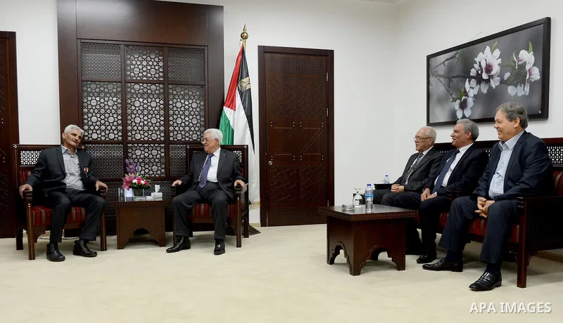 Palestinian President, Mahmoud Abbas (Abu Mazen) honors the Palestinian plastic artist Fathi El-gheben in the West Bank city of Ramallah city on June 6, 2015. Photo by Osama Falah