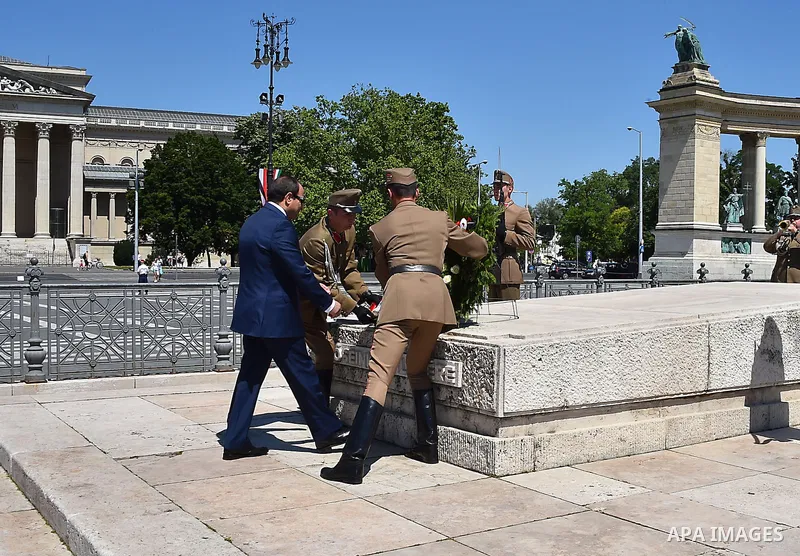 Egyptian President Abdel Fattah al-Sisi lays a wreath on the Memorial in Budapest on June 6, 2015. Photo by Egyptian Presidency