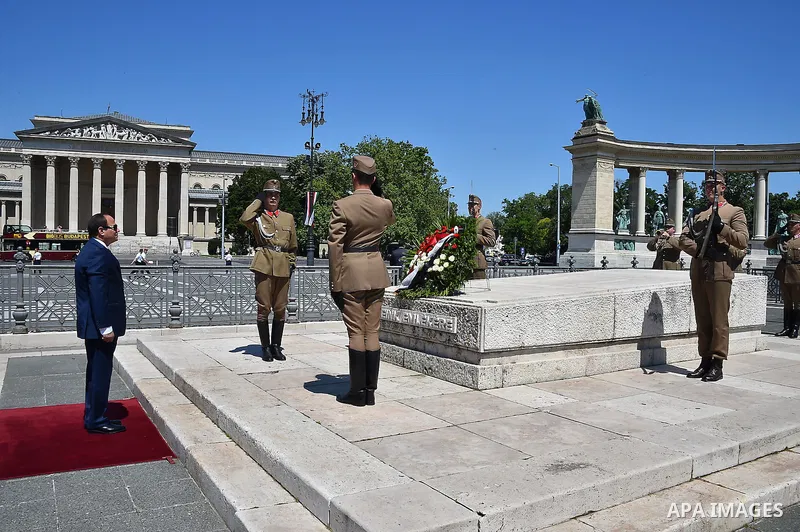 Egyptian President Abdel Fattah al-Sisi lays a wreath on the Memorial in Budapest on June 6, 2015. Photo by Egyptian Presidency