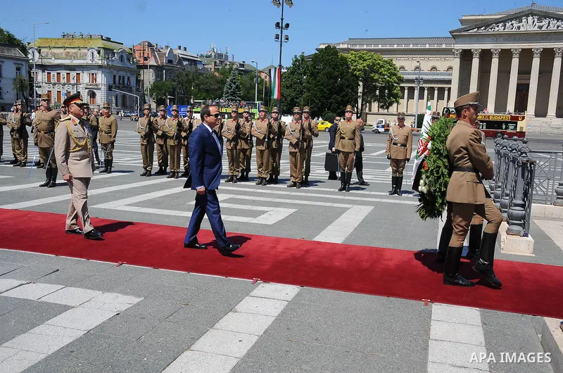 Egyptian President Abdel Fattah al-Sisi lays a wreath on the Memorial in Budapest on June 6, 2015. Photo by Egyptian Presidency