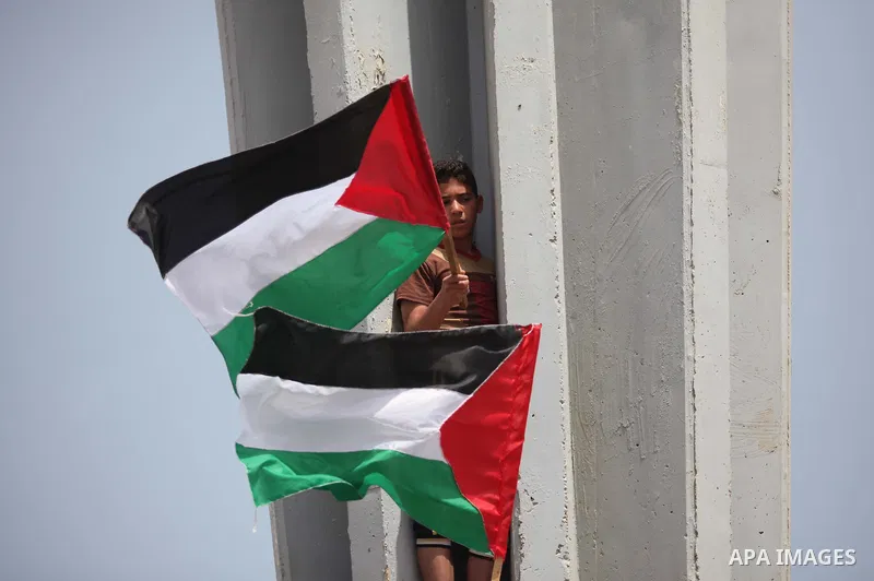 Palestinians take part in a protest demanding for the opening of a waterway, reconstruction of houses, and to break the siege at the Gaza seaport on March 07, 2015. Photo by Ashraf Amra
