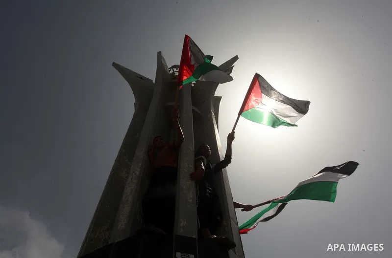 Palestinians take part in a protest demanding for the opening of a waterway, reconstruction of houses, and to break the siege at the Gaza seaport on March 07, 2015. Photo by Ashraf Amra