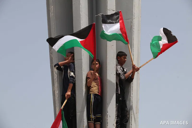 Palestinians take part in a protest demanding for the opening of a waterway, reconstruction of houses, and to break the siege at the Gaza seaport on March 07, 2015. Photo by Ashraf Amra