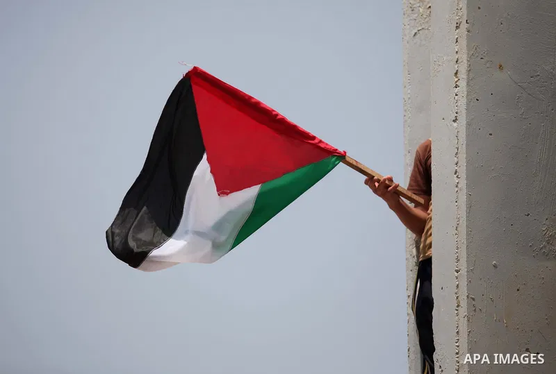Palestinians take part in a protest demanding for the opening of a waterway, reconstruction of houses, and to break the siege at the Gaza seaport on March 07, 2015. Photo by Ashraf Amra