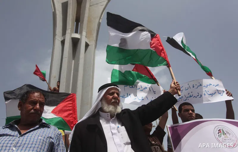 Palestinians take part in a protest demanding for the opening of a waterway, reconstruction of houses, and to break the siege at the Gaza seaport on March 07, 2015. Photo by Ashraf Amra