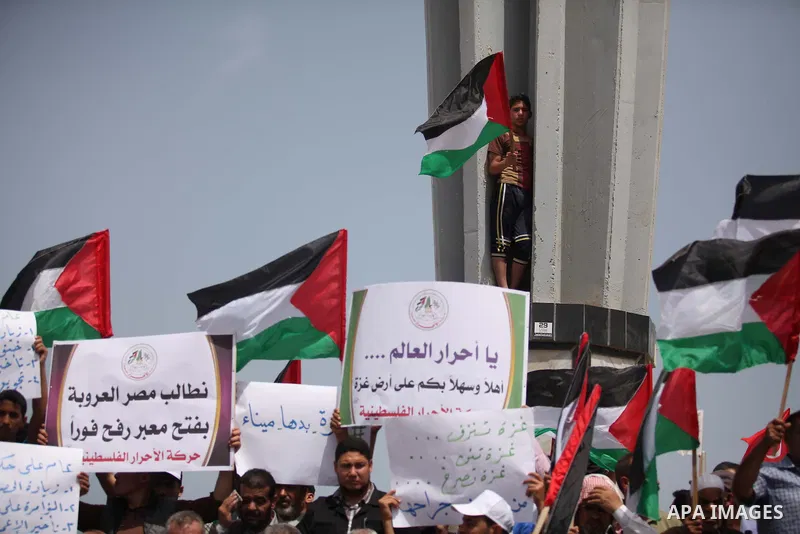 Palestinians take part in a protest demanding for the opening of a waterway, reconstruction of houses, and to break the siege at the Gaza seaport on March 07, 2015. Photo by Ashraf Amra