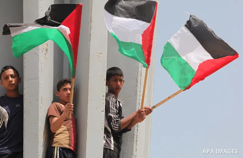 Palestinians take part in a protest demanding for the opening of a waterway, reconstruction of houses, and to break the siege at the Gaza seaport on March 07, 2015. Photo by Ashraf Amra