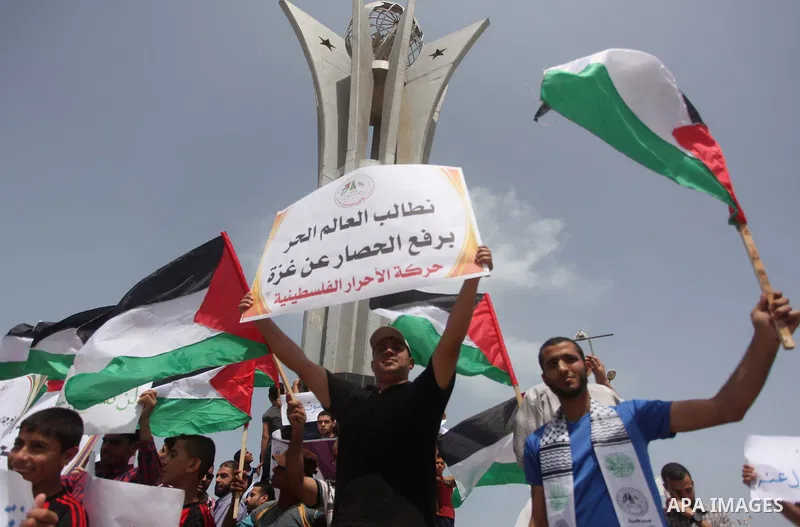 Palestinians take part in a protest demanding for the opening of a waterway, reconstruction of houses, and to break the siege at the Gaza seaport on March 07, 2015. Photo by Ashraf Amra