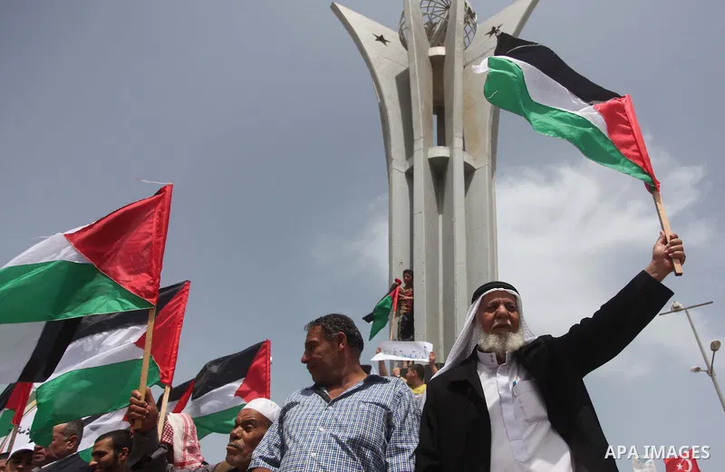 Palestinians take part in a protest demanding for the opening of a waterway, reconstruction of houses, and to break the siege at the Gaza seaport on March 07, 2015. Photo by Ashraf Amra