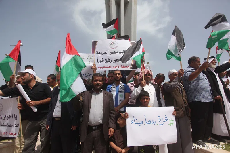 Palestinians take part in a protest demanding for the opening of a waterway, reconstruction of houses, and to break the siege at the Gaza seaport on March 07, 2015. Photo by Ashraf Amra