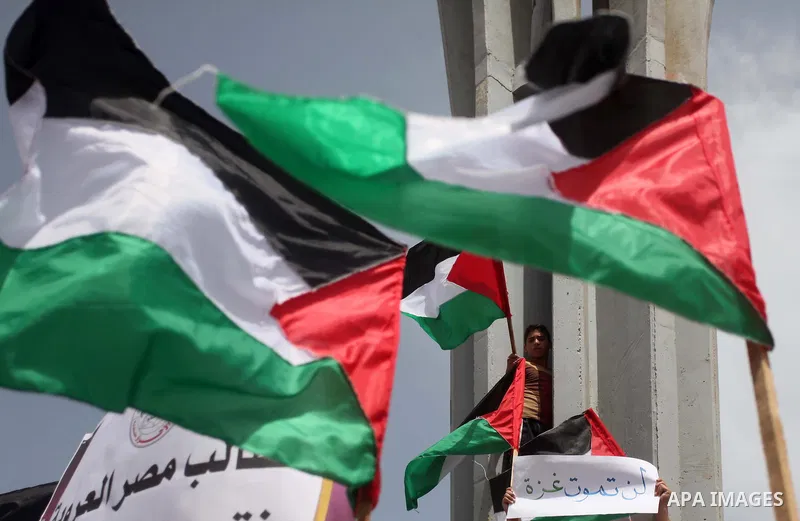 Palestinians take part in a protest demanding for the opening of a waterway, reconstruction of houses, and to break the siege at the Gaza seaport on March 07, 2015. Photo by Ashraf Amra
