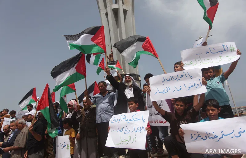 Palestinians take part in a protest demanding for the opening of a waterway, reconstruction of houses, and to break the siege at the Gaza seaport on March 07, 2015. Photo by Ashraf Amra