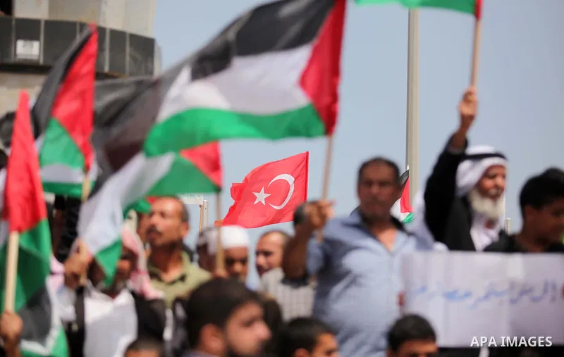 Palestinians take part in a protest demanding for the opening of a waterway, reconstruction of houses, and to break the siege at the Gaza seaport on March 07, 2015. Photo by Ashraf Amra