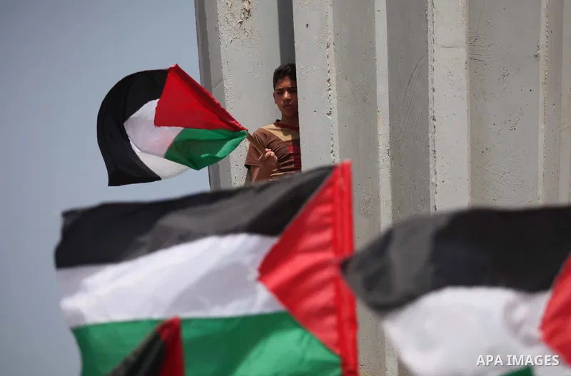 Palestinians take part in a protest demanding for the opening of a waterway, reconstruction of houses, and to break the siege at the Gaza seaport on March 07, 2015. Photo by Ashraf Amra