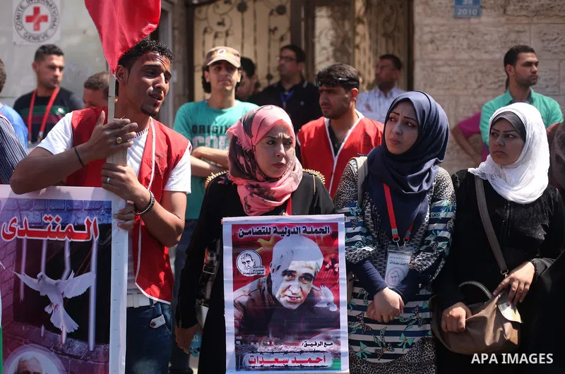 Palestinians take part in a protest demanding release the prisoners in Israeli jails, in front of Red cross office, in Gaza city, on June 8, 2015. Photo by Ashraf Amra