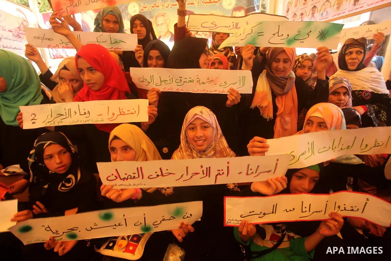 Palestinians take part in a protest demanding release the prisoners in Israeli jails, in front of Red cross office, in Gaza city, on June 8, 2015. Photo by Ashraf Amra