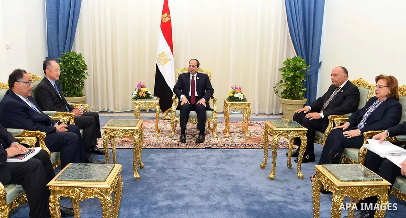 Egypt's President Abdel Fattah al-Sisi (C) meets with President of the World Bank Jim Yong Kim during an African summit in the Egyptian resort of Sharm el-Sheikh on June 10, 2015. Senior African officials were negotiatin...