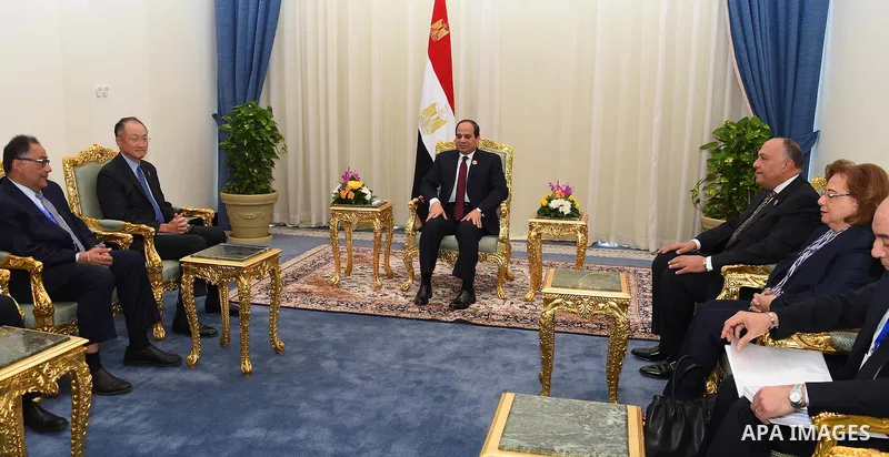 Egypt's President Abdel Fattah al-Sisi (C) meets with President of the World Bank Jim Yong Kim during an African summit in the Egyptian resort of Sharm el-Sheikh on June 10, 2015. Senior African officials were negotiatin...