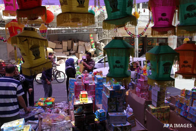 Palestinians buy traditional Ramadan lanterns known as "Fanous" at a market, ahead of the holy fasting month of Ramadan in Khan Younis in the southern Gaza Strip, June 14, 2015. Photo by Abed Rahim Khatib