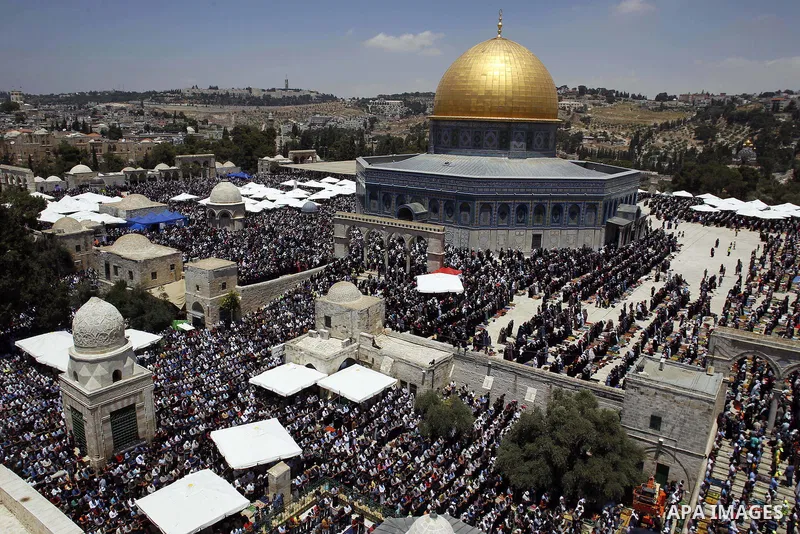 Palestinian Muslim worshipers pray outside the Dome of the Rock at the Al-Aqsa Mosque compound in Jerusalem during the second Friday prayer of the holy month of Ramadan, on June 26, 2015. Photo by Saeb Awad