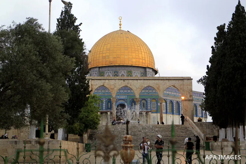 Palestinian Muslim worshipers pray outside the Dome of the Rock at the Al-Aqsa Mosque compound in Jerusalem during the holy month of Ramadan, on June 27, 2015. Photo by Saeb Awad
