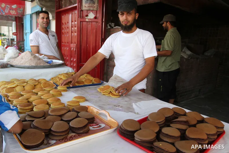 A Palestinian man prepares traditional pancakes known as ''Qatayef'' in a street market on the holy month of Ramadan, in Rafah in the southern Gaza Strip on June 27, 2015. During Ramadan, Muslim believers abstain from ea...