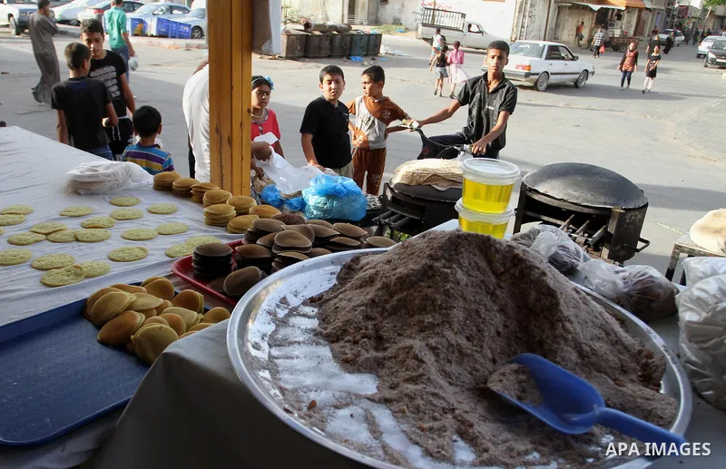 A Palestinian man prepares traditional pancakes known as ''Qatayef'' in a street market on the holy month of Ramadan, in Rafah in the southern Gaza Strip on June 27, 2015. During Ramadan, Muslim believers abstain from ea...
