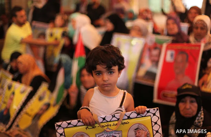 Palestinians take part in a protest demanding release the prisoners in Israeli jails, in front of Red cross office, in Gaza city, on June 29, 2015. Photo by Ashraf Amra