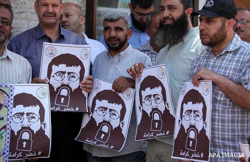 Palestinians take part in a protest demanding release the prisoners in Israeli jails, in front of Red cross office, in Gaza city, on June 29, 2015. Photo by Ashraf Amra