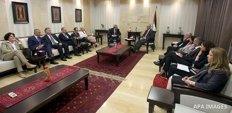 Palestinian Prime Minister Rami Hamdallah meets with Italian Foreign Minister Paulo Jantelaun, in the West Bank city of Ramallah on June 29, 2015. Photo by Prime Minister Office