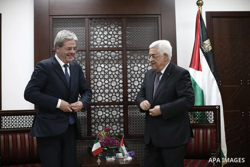 Palestinian President Mahmoud Abbas (R) meets Italian Foreign Minister Paolo Gentiloni in the West Bank city of Ramallah June 29, 2015. apaimages/Fadi Arouri/Pool