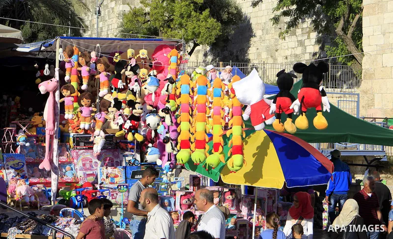 Palestinians shop in front of Damascus gate on the holy month of Ramadan, in Jerusalem's old city on June 29, 2015. During Ramadan, Muslim believers abstain from eating, drinking, smoking and having sex from dawn until s...