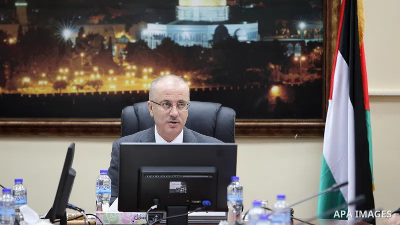 Palestinian Prime Minister Rami Hamdallah chairs a meeting of council of ministers, in the West Bank city of Ramallah, on July 28, 2015. Photo by Prime Minister Office