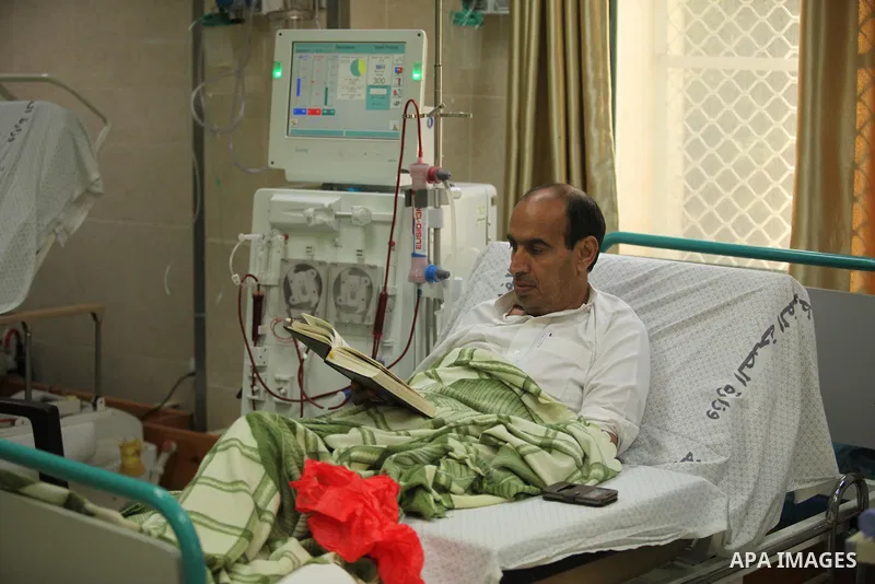 A Palestinian patient gets his kidneys washed at the dialysis department al-Aqsa Martyrs Hospital in Deir al-Balah in the northern Gaza Strip July 29, 2015. Photo by Ashraf Amra