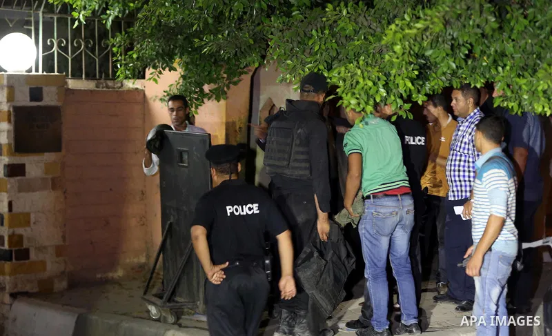 Egyptian policemen stand outside the Niger's embassy in Giza's Al-Haram district, southwest of the Egyptian capital Cairo, July 29, 2015. At least one security guard was killed and another two were wounded during the ear...