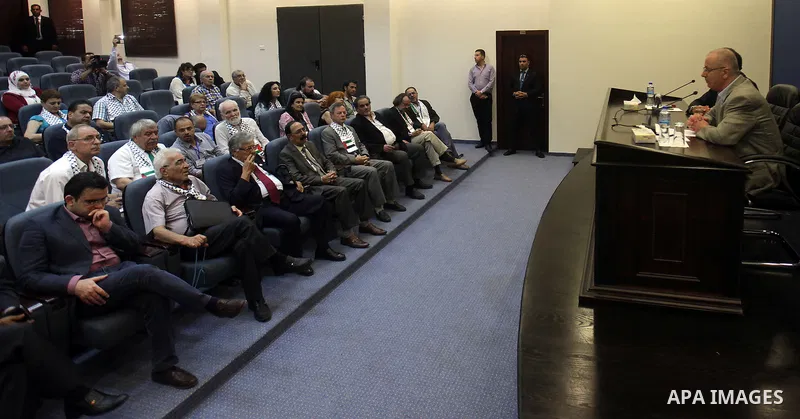 Palestinian Prime Minister Rami Hamdallah meets with a delegation of Russian, Spanish and Palestinian writers and authors, in the West Bank city of Ramallah on July 29, 2015. Photo by Prime Minister Office