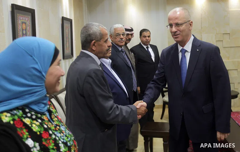 Palestinian prime minister Rami Hamdallah meets with delegation of the Jordanian parliamentary in the West Bank city of Ramallah, on July 30, 2015. Photo by Prime Minister Office