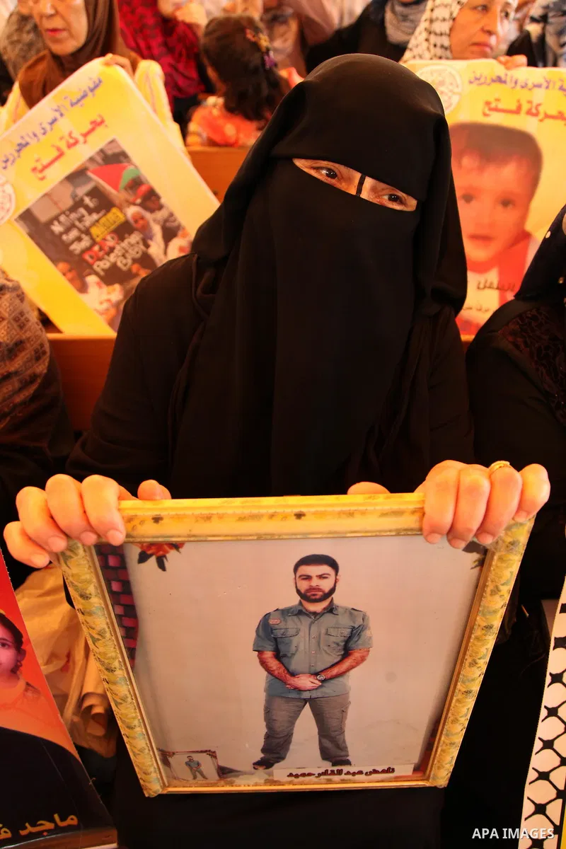 Palestinians take part in a protest demanding release the prisoners in Israeli jails, in front of Red cross office, in Gaza city, on on August 03, 2015. Photo by Ashraf Amra