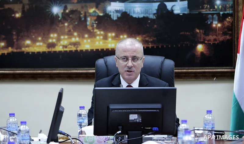 Palestinian Prime Minister Rami Hamdallah chairs a meeting of council of Ministers, in the West Bank city of Ramallah, on August 04, 2015. Photo by Prime Minister Office