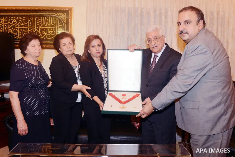 Palestinian President Mahmoud Abbas honors the family of former Secretary-General of the Federation of Arab Journalists, Hanna Meqbel, in Amman on August 4, 2015. Photo by Thaer Ganaim