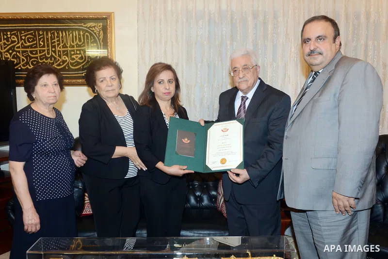Palestinian President Mahmoud Abbas honors the family of former Secretary-General of the Federation of Arab Journalists, Hanna Meqbel, in Amman on August 4, 2015. Photo by Thaer Ganaim