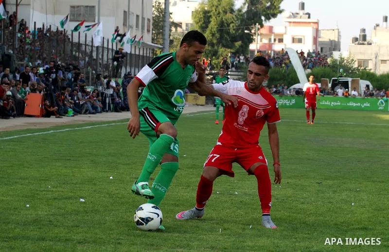Palestinian Gaza's Shejaya players and Hebron's Al-Ahly players compete during the first leg match of the Palestine Cup final at Yarmuk stadium in Gaza City, on August 6, 2015, as the two teams play each other for the fi...