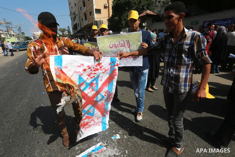 Palestinians take part in a protest demanding release the prisoners in Israeli jails, in front of Red cross office, in Gaza city, on on August 10, 2015. Photo by Mohammed Asad
