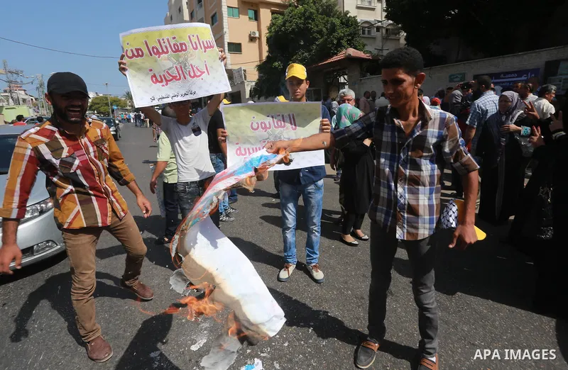 Palestinians take part in a protest demanding release the prisoners in Israeli jails, in front of Red cross office, in Gaza city, on on August 10, 2015. Photo by Mohammed Asad