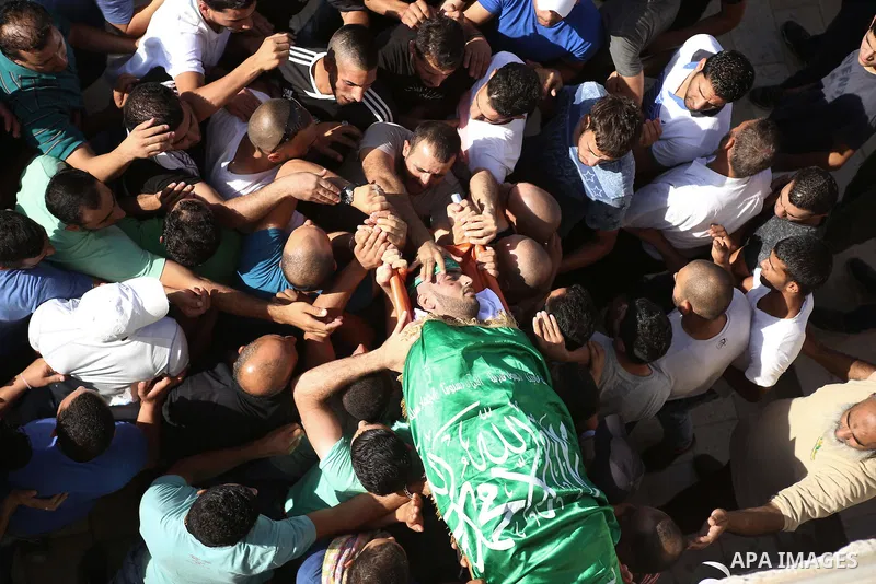 Mourners carry the body of Palestinian Anas Taha during his funeral in the West Bank city of Ramallah, August 10, 2015. Israeli troops shot dead Taha who stabbed an Israeli man at a petrol station in the occupied West Ba...