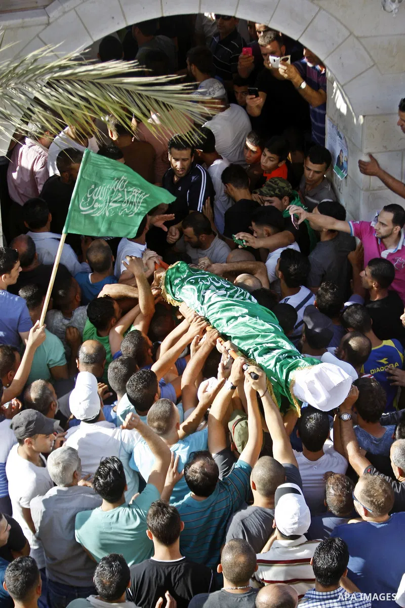 Mourners carry the body of Palestinian Anas Taha during his funeral in the West Bank city of Ramallah, August 10, 2015. Israeli troops shot dead Taha who stabbed an Israeli man at a petrol station in the occupied West Ba...